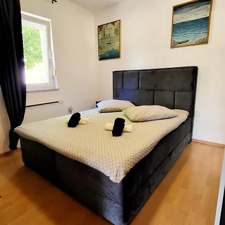 Blue Stone-with Parking, Terrace And Bbq Daire *